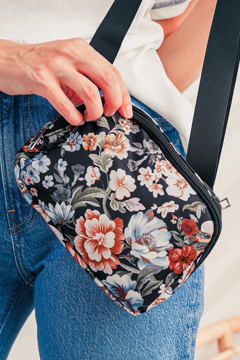 Black Floral Print Zipper Wide Strap Sling Bag — image 09