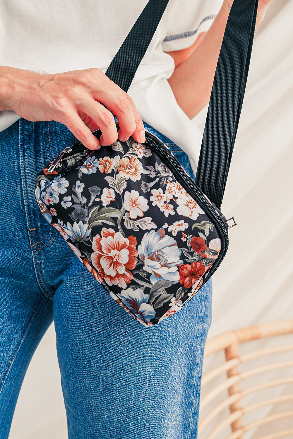 Black Floral Print Zipper Wide Strap Sling Bag — image 11