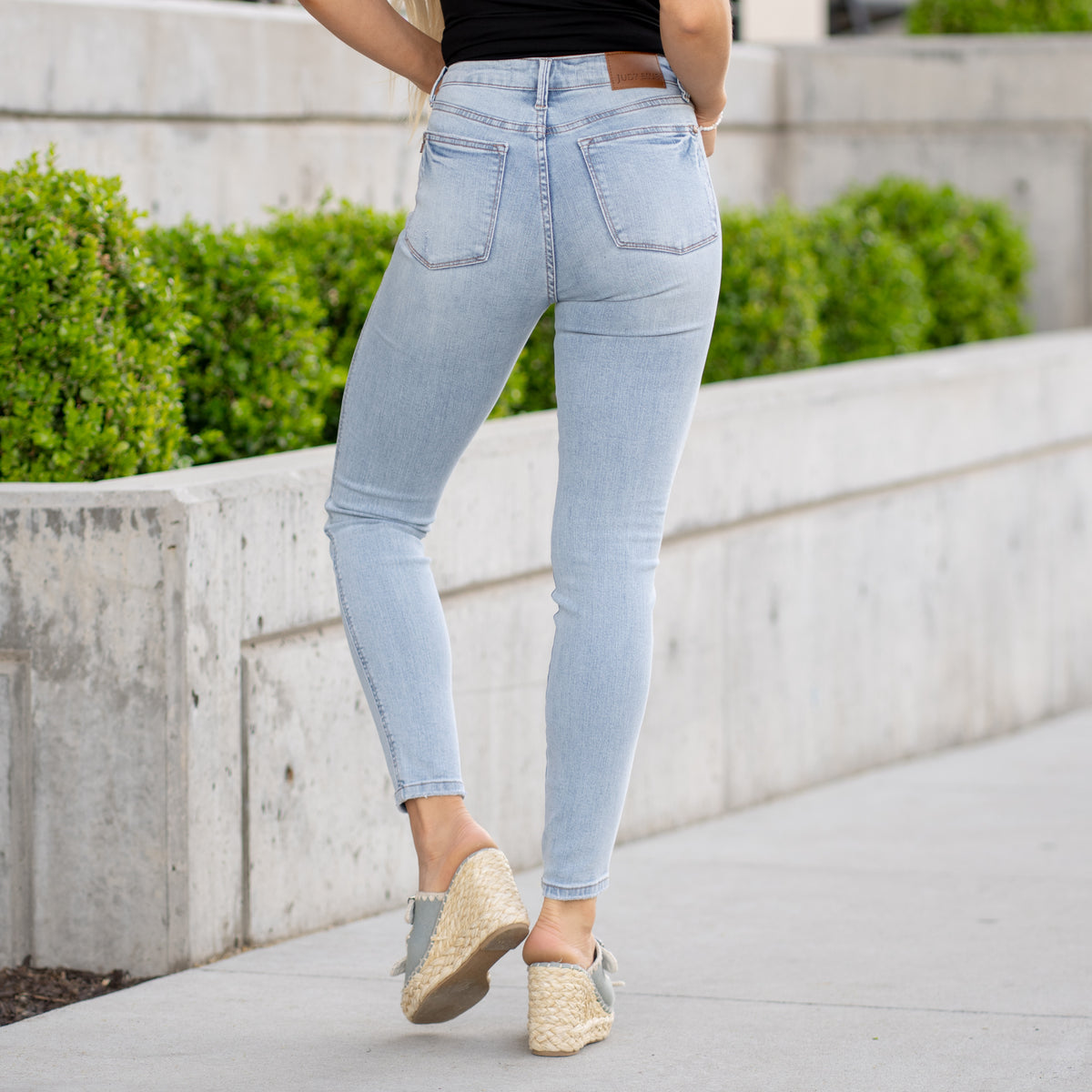 Tummy Control Vintage Wash Skinny Jeans - Judy Blue